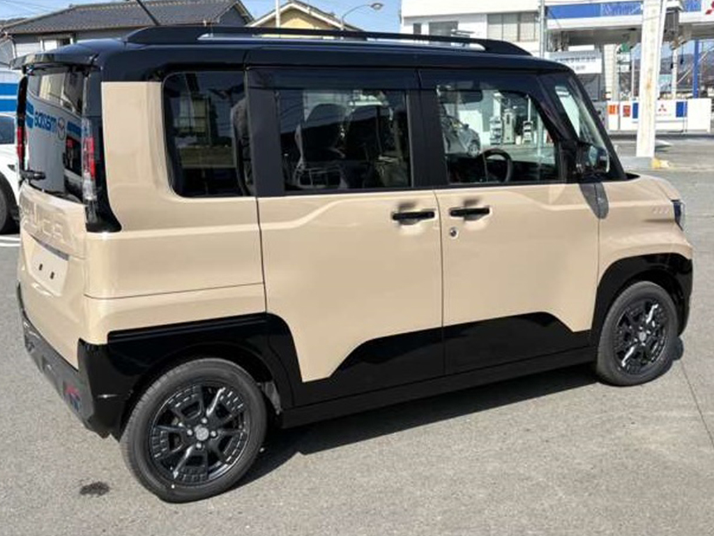 三菱　デリカミニ　車両本体価格　２４６万円(税込)